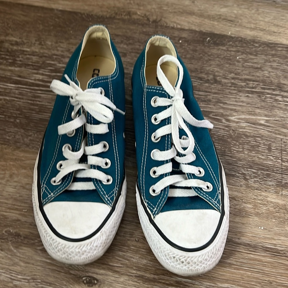 Converse size men’s 6.5 woman’s 7.5